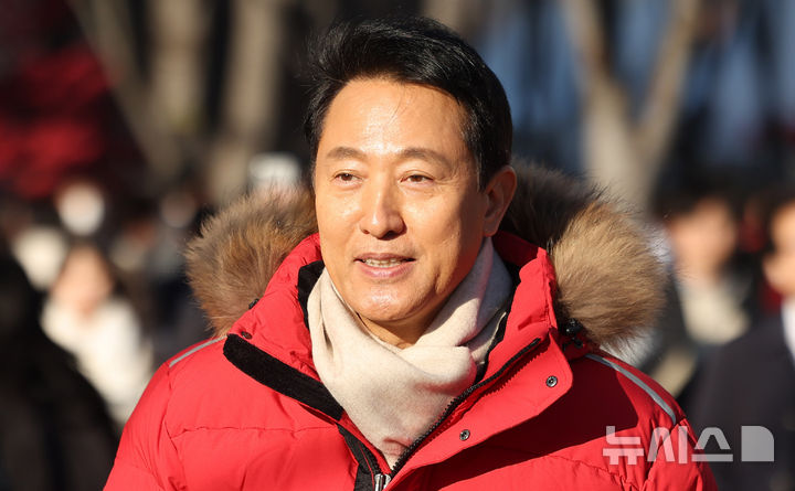 [서울=뉴시스] 추상철 기자 = 오세훈 서울시장이 1일 오후 서울 종로구 광화문광장에서 열린 사랑의 열매 '희망2026나눔캠페인' 출범식 및 사랑의온도탑 점등식에 참석한 후 이동하고 있다. 김건희 여사와 '정치 브로커'로 알려진 명태균씨의 공천개입 의혹을 수사 중인 특별검사팀이 오세훈 서울시장을 불구속 기소했다. 자신의 후원자에게 여론조사 비용 3300만원을 대납하게 한 혐의다. 2025.12.01. scchoo@newsis.com