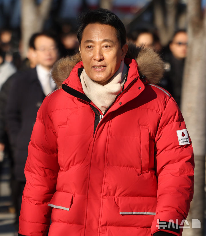 [서울=뉴시스] 추상철 기자 = 오세훈 서울시장이 1일 오후 서울 종로구 광화문광장에서 열린 사랑의 열매 '희망2026나눔캠페인' 출범식 및 사랑의온도탑 점등식에 참석한 후 이동하고 있다. 김건희 여사와 '정치 브로커'로 알려진 명태균씨의 공천개입 의혹을 수사 중인 특별검사팀이 오세훈 서울시장을 불구속 기소했다. 자신의 후원자에게 여론조사 비용 3300만원을 대납하게 한 혐의다. 2025.12.01. scchoo@newsis.com