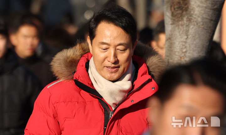 [서울=뉴시스] 추상철 기자 = 오세훈 서울시장이 1일 오후 서울 종로구 광화문광장에서 열린 사랑의 열매 '희망2026나눔캠페인' 출범식 및 사랑의온도탑 점등식에 참석한 후 이동하고 있다. 김건희 여사와 '정치 브로커'로 알려진 명태균씨의 공천개입 의혹을 수사 중인 특별검사팀이 오세훈 서울시장을 불구속 기소했다. 자신의 후원자에게 여론조사 비용 3300만원을 대납하게 한 혐의다. 2025.12.01. scchoo@newsis.com