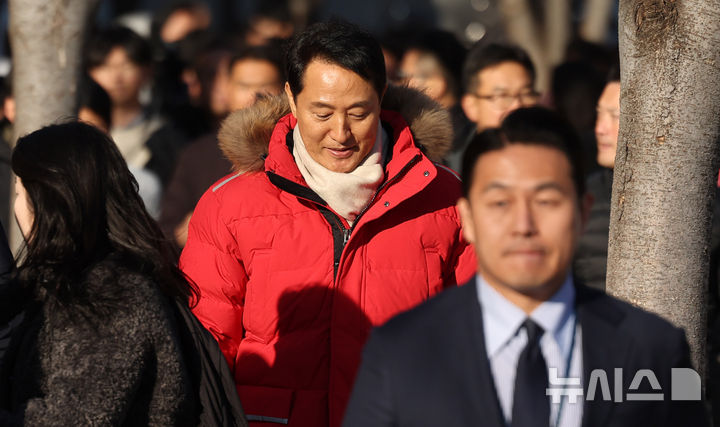 [서울=뉴시스] 추상철 기자 = 오세훈 서울시장이 1일 오후 서울 종로구 광화문광장에서 열린 사랑의 열매 '희망2026나눔캠페인' 출범식 및 사랑의온도탑 점등식에 참석한 후 이동하고 있다. 김건희 여사와 '정치 브로커'로 알려진 명태균씨의 공천개입 의혹을 수사 중인 특별검사팀이 오세훈 서울시장을 불구속 기소했다. 자신의 후원자에게 여론조사 비용 3300만원을 대납하게 한 혐의다. 2025.12.01. scchoo@newsis.com