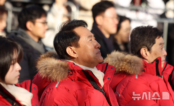 [서울=뉴시스] 추상철 기자 = 오세훈 서울시장이 1일 오후 서울 종로구 광화문광장에서 열린 사랑의 열매 '희망2026나눔캠페인' 출범식 및 사랑의온도탑 점등식에 참석해 있다. 김건희 여사와 '정치 브로커'로 알려진 명태균씨의 공천개입 의혹을 수사 중인 특별검사팀이 오세훈 서울시장을 불구속 기소했다. 자신의 후원자에게 여론조사 비용 3300만원을 대납하게 한 혐의다. 2025.12.01. scchoo@newsis.com