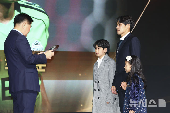 [서울=뉴시스] 김근수 기자 = 전북현대모터스 최철순이 1일 서울 서대문구 스위스 그랜드호텔에서 열린 하나은행 K리그 2025 대상 시상식에서 공로상을 받고 있다. 2025.12.01. ks@newsis.com