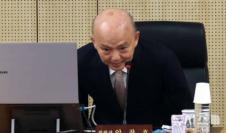 [서울=뉴시스] 박주성 기자 = 안창호 국가인권위원회 위원장이 1일 오후 서울 중구 국가인권위원회에서 열린 제22차 전원위원회의에 참석하고 있다. 이날 양평 공무원 사망 사건과 관련해 민중기 특별검사팀의 인권침해가 있었는지 검토하는 직권조사 결과 보고서를 의결한다. 2025.12.01. park7691@newsis.com
