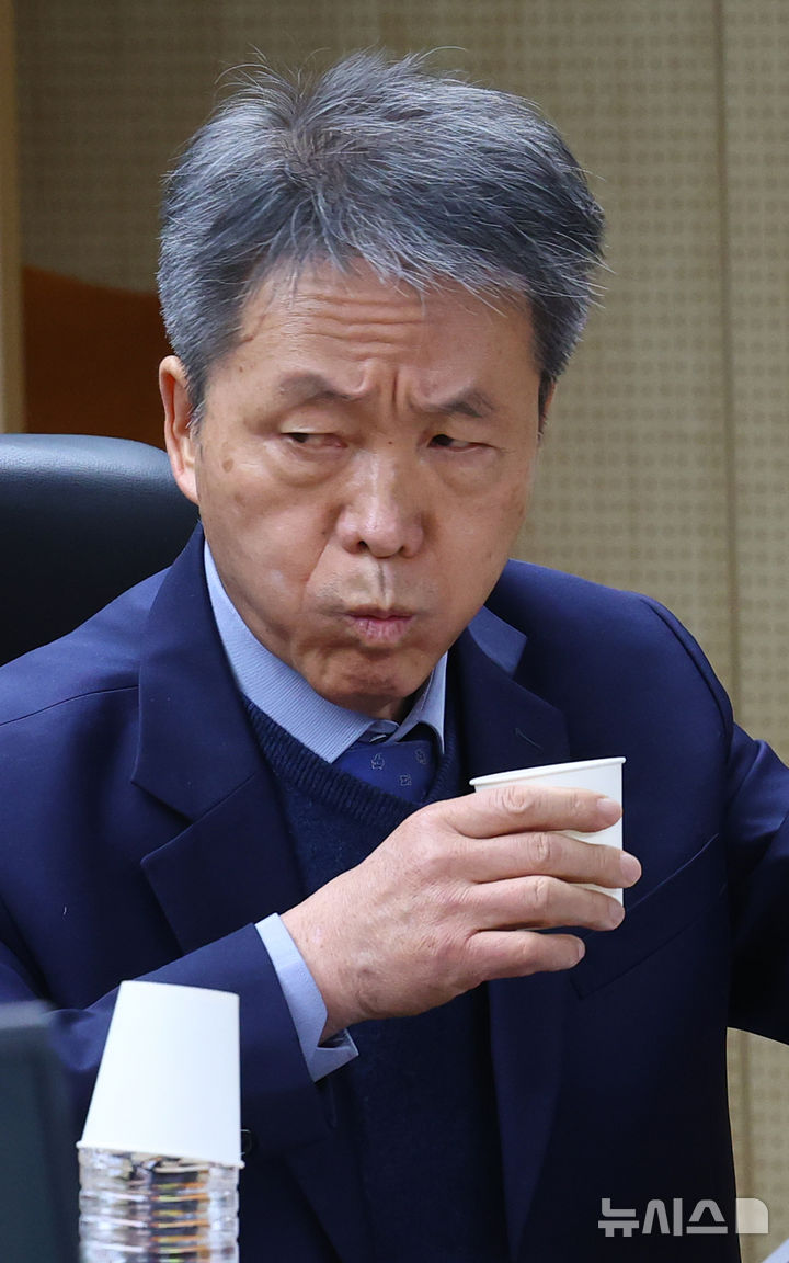 [서울=뉴시스] 박주성 기자 = 김용원 국가인권위원회 상임위원이 1일 오후 서울 중구 국가인권위원회에서 열린 제22차 전원위원회의에 참석해 물을 마시고 있다. 이날 양평 공무원 사망 사건과 관련해 민중기 특별검사팀의 인권침해가 있었는지 검토하는 직권조사 결과 보고서를 의결한다. 2025.12.01. park7691@newsis.com
