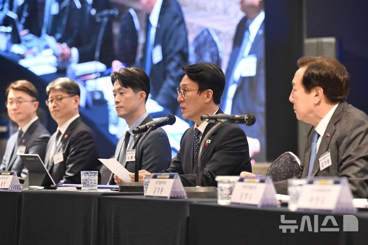 [서울=뉴시스] 청사사진기자단 = 김민석 국무총리가 1일 오후 서울 여의도 중소기업중앙회에서 열린 중소기업 규제합리화 현장대화에서 인사말을 하고 있다. 2025.12.01. photo@newsis.com