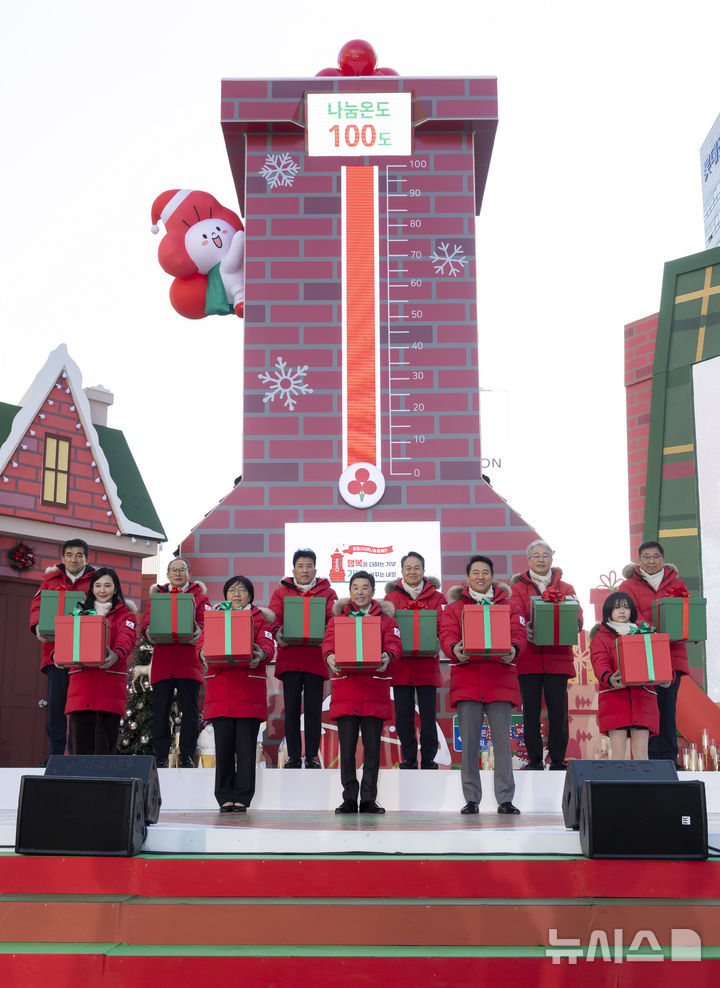 [서울=뉴시스] 추상철 기자 = 1일 오후 서울 종로구 광화문광장에서 열린 사랑의열매 희망2026나눔캠페인 출범식 및 사랑의온도탑 점등식에서 김병준 사랑의 열매 회장, 오세훈 서울시장 등 참석자들이 점등 퍼포먼스를 하고 있다.  왼쪽부터 황인식 사랑의열매 사무총장, 채시라 홍보대사, 양종회 KB금융그룹 회장, 정은경 보건복지부 장관, 함영주 하나금융그룹 회장, 김병준 사랑의열매 회장, 진옥동 신한금융그룹 회장, 오세훈 서울시장, 임종룡 우리금융그룹 회장, 백은별 기부자, 김재록 서울 사랑의열매 회장. (공동취재) 2025.12.01. photo@newsis.com