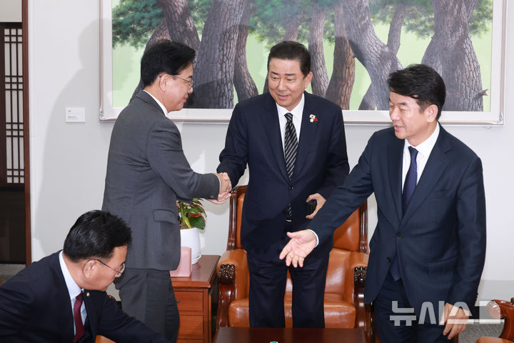 [서울=뉴시스] 고승민 기자 = 더불어민주당 김병기 원내대표와 문진석 원내수석부대표, 국민의힘 송언석 원내대표와 유상범 원내수석부대표 등 여야 원내대표단이 1일 서울 여의도 국회에서 회동하고 있다. 2025.12.01. kkssmm99@newsis.com