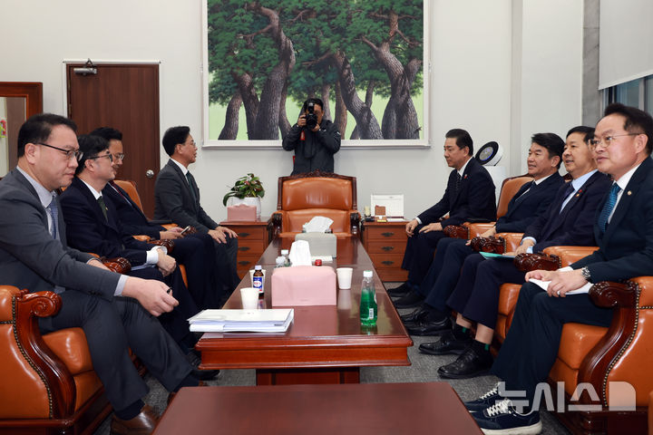 [서울=뉴시스] 고승민 기자 = 더불어민주당 김병기 원내대표와 문진석 원내수석부대표, 국민의힘 송언석 원내대표와 유상범 원내수석부대표 등 여야 원내대표단, 구윤철 경제부총리 겸 기획재정부 장관이 1일 서울 여의도 국회에서 회동하고 있다. 2025.12.01. kkssmm99@newsis.com
