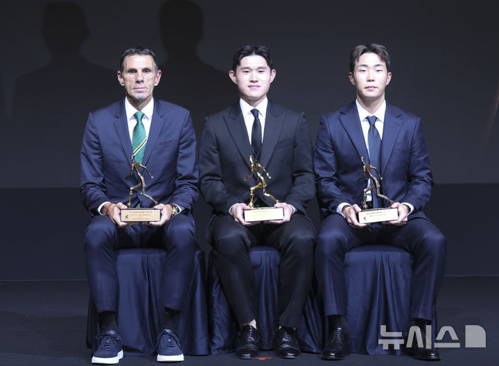 [서울=뉴시스] 김근수 기자 = K리그1 감독상을 수상한 거스 포옛 전북현대모터스 감독과 MVP 수상한 울산HD 이동경, 영플레이어상을 수상한 강원FC 이승원이 1일 서울 서대문구 스위스 그랜드호텔에서 열린 하나은행 K리그 2025 대상 시상식에서 기념촬영을 하고 있다. 2025.12.01. ks@newsis.com