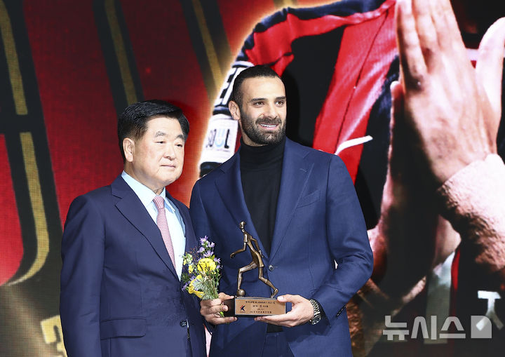 [서울=뉴시스] 김근수 기자 = K리그1 베스트일레븐 선정된 FC서울 수비수 야잔이 1일 서울 서대문구 스위스 그랜드호텔에서 열린 하나은행 K리그 2025 대상 시상식에서 기념촬영을 하고 있다. 2025.12.01. ks@newsis.com