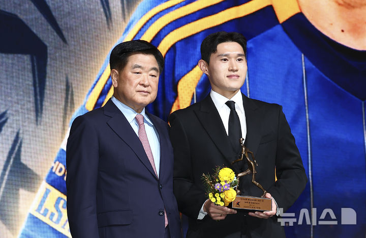 [서울=뉴시스] 김근수 기자 = K리그1 베스트일레븐 선정된 울산HD 공격수 이동경이 1일 서울 서대문구 스위스 그랜드호텔에서 열린 하나은행 K리그 2025 대상 시상식에서 기념촬영을 하고 있다. 2025.12.01. ks@newsis.com