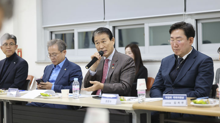 [서울=뉴시스] 정병혁 기자 = 권오을 국가보훈부 장관이 1일 오후 강원도 원주시 명륜동에 소재한 원주 보훈회관에서 광복회와 상이군경회 등 원주지역 10개 보훈단체장들이 참석한 가운데 현장 소통 간담회를 갖고, 보훈단체 및 국가유공자 지원 확대를 비롯한 건의 사항을 청취한 뒤 발언하고 있다.(사진=국가보훈부 제공) 2025.12.01. photo@newsis.com *재판매 및 DB 금지