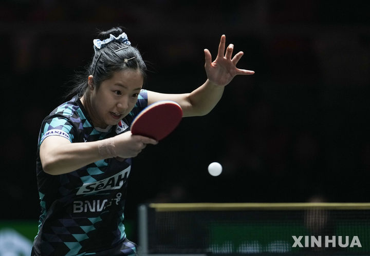 [청두=신화/뉴시스] 신유빈이 1일(현지 시간) 중국 쓰촨성 청두에서 열린 2025 국제탁구연맹(ITTF) 혼성단체 월드컵 3그룹 조별리그 2차전 2매치 여자 단식에서 대만 리유준과 경기하고 있다. 신유빈이 2-1(7-11 11-6 11-9)로 승리하고, 한국은 합산 점수 8-6으로 대만을 잡고 2승을 기록했다. 2025.12.02.