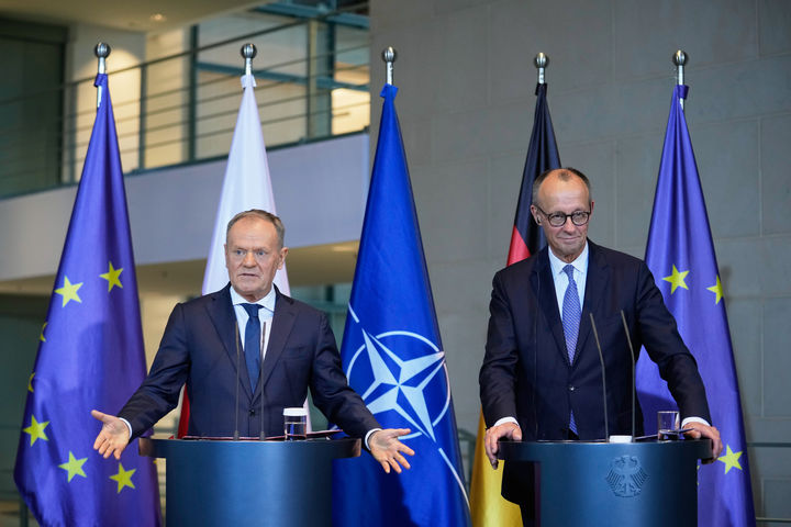 [베를린=AP/뉴시스] 도날트 투스크 폴란드 총리(왼쪽)와 프리드리히 메르츠 독일 총리가 1일(현지 시간) 독일 베를린에서 정상회담 후 공동 기자회견을 하고 있다. 2025.12.02.