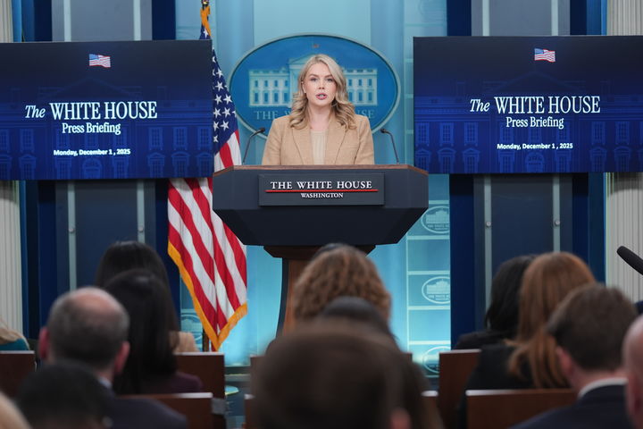 [워싱턴=AP/뉴시스]캐럴라인 레빗 백악관 대변인이 1일(현지 시간) 정례브리핑에서 취재진 질문에 답변하고 있다. 2025.12.02.