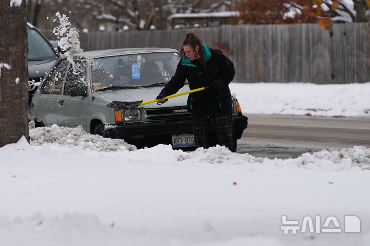 [일리노이주=AP/뉴시스] 1일(현지 시간) 미국 일리노이주 글렌뷰에서 주민이 제설작업을 하고 있다. 2025.12.02.