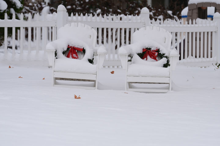 [일리노이주=AP/뉴시스] 1일(현지 시간) 미국 일리노이주 글렌뷰에서 의자에 눈이 쌓여있다. 2025.12.02.