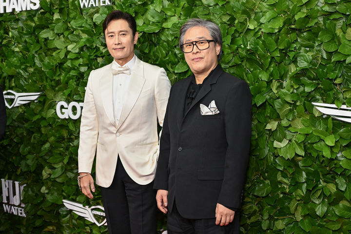 [뉴욕=AP/뉴시스] 박찬욱(오른쪽) 감독과 배우 이병헌이 1일(현지시각) 미국 뉴욕 시프리아니 월스트리트에서 열린 제35회 고섬 어워즈에 참석해 포토타임을 갖고 있다. 이병헌은 영화 '어쩔수가없다'로 남우주연상 후보에 올랐으며 조연상 시상자로도 나섰다. 2025.12.02.