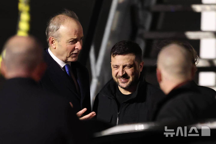 [AP/뉴시스] 우크라이나의 볼로디미르 젤렌스키 대통령이 1일 아일랜드를 방문해 공항에서 마이클 마틴 총리의 환영을 받고 있다