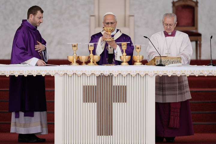 [베이루트=AP/뉴시스] 레오 14세 교황이 2일(현지 시간) 레바논 베이루트 해안에서 약 15만 명의 신도들이 운집한 가운데 대규모 미사를 집전하며 첫 해외 순방 일정을 공식 마무리했다. 교황이 미사를 집전하는 모습. 2025.12.03 