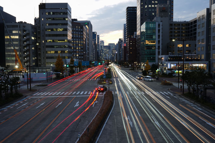[나고야=AP/뉴시스]일본 정부가 전기자동차 무게에 따라 추가로 과세를 하는 '전기차 중량세' 도입을 검토하고 있다고 12일 아사히신문이 보도했다. 사진은 지난 2일 일본 나고야의 센트럴파크 인근 도로에서 차들이 주행하고 있는 모습. 2025.12.12.