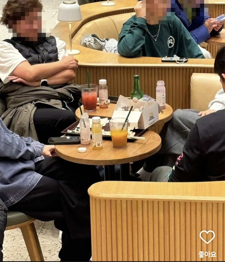 [서울=뉴시스]중국인들이 스타벅스 카페에서 소주와 치킨을 먹는 모습이 포착됐다. (사진출처: 인스타그램) 2025.12.02.