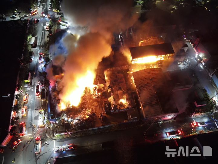 [제주=뉴시스] 1일 오후 제주 서귀포시 토평공업단지 소재 야적장에서 불이 나 소방당국이 진화 작업을 벌이고 있다. (사진=제주소방안전본부 제공) 2025.12.02. photo@newsis.com