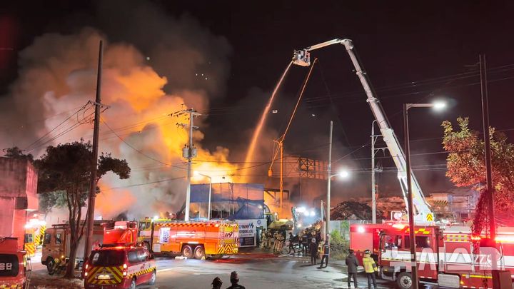 [제주=뉴시스] 1일 오후 9시27분께 제주 서귀포시 토평공업단지 소재 야적장에서 불이 나 소방당국이 진화 작업을 벌이고 있다. (사진=제주소방안전본부 제공) 2025.12.02. photo@newsis.com 
