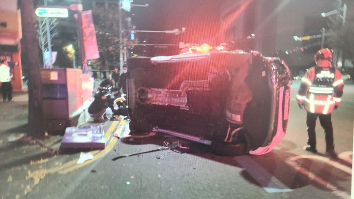 [광주=뉴시스] 2일 오전 1시18분께 40대 남성 A씨가 광주 서구 광천동 한 도로에서 혈중알코올농도 운전 면허 취소 수치에 해당하는 만취상태로 운전하다 가로등과 변전기를 들이받았다. (사진 = 서부경찰서 제공) 2025.12.02. photo@newsis.com *재판매 및 DB 금지