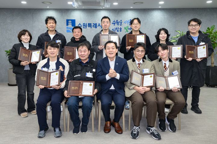 [수원=뉴시스] 이재준 수원시장이 1일 시장 집무실에서 어린이보호구역 사고 현장에서 차에 깔린 초등학생을 구조한 시민들에게 모범시민 표창을 수여한 뒤 기념촬영을 하고 있다. (사진=수원시 제공) 2025.12.02. photo@newsis.com *재판매 및 DB 금지