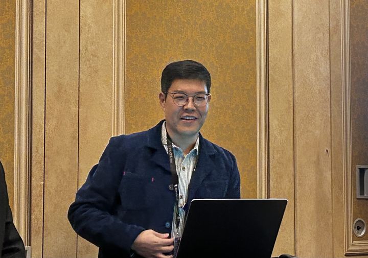 류중희 리얼월드 대표는 미국 라스베이거스에서 현지시각 12월 1일 개막한 '아마존웹서비스(AWS) 리인벤트 2025'에서 사업 비전을 발표하고 있다(사진=송혜리 기자) *재판매 및 DB 금지