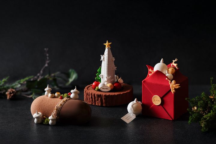 [서울=뉴시스] 시그니엘 서울 크리스마스 케이크가 보이고 있다. 왼쪽부터 크리스마스 몽블랑(11만원), 시그니엘 율 로그(18만원), 오너먼트 박스(21만원) (사진=롯데호텔앤리조트 제공) 2025.12.02. photo@newsis.com *재판매 및 DB 금지