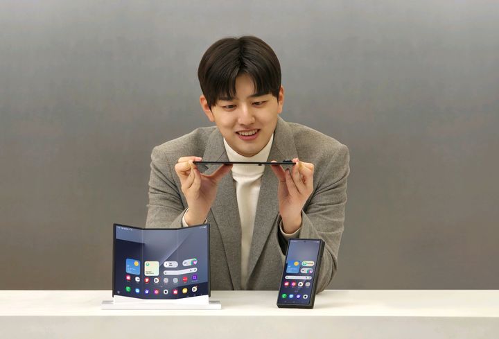 삼성전자는 한계를 뛰어넘는 혁신적 폼팩터의 3단 폴더블 스마트폰 갤럭시 Z 트라이폴드를 2일 공개했다. (사진=삼성전자 제공) *재판매 및 DB 금지