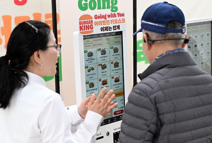 [서울=뉴시스] 버거킹이 어르신 20여명을 상대로 키오스크 및 모바일 앱 체험교육을 진행하는 모습이 보이고 있다. (사진=버거킹 제공) 2025.12.02. photo@newsis.com *재판매 및 DB 금지