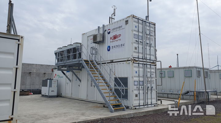 [세종=뉴시스]한국가스공사는 지난해 국내 최초로 제주도에서 1메가와트(MW) PEM 수전해 시스템을 활용해 그린수소 생산에 성공한 데 이어 5000시간에 이르는 실증 운전을 통해 지금까지 총 13t의 수소를 공급했다.(사진=가스공사 제공)