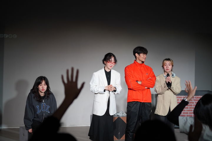 [서울=뉴시스] 한양대는 성수동을 기반으로 한 시민연극 '팝업 아니긴 해'를 공연했다. (사진=한양대 제공) 2025.12.02. photo@newsis.com *재판매 및 DB 금지