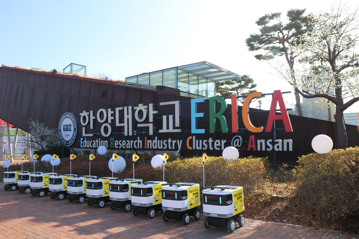 [안산=뉴시스] 한양대학교 에리카(ERICA) 캠퍼스에 투입된 실외 자율주행 배송로봇 '일개미'. (사진=안산시 제공) 2025.12.02. photo@newsis.com *재판매 및 DB 금지