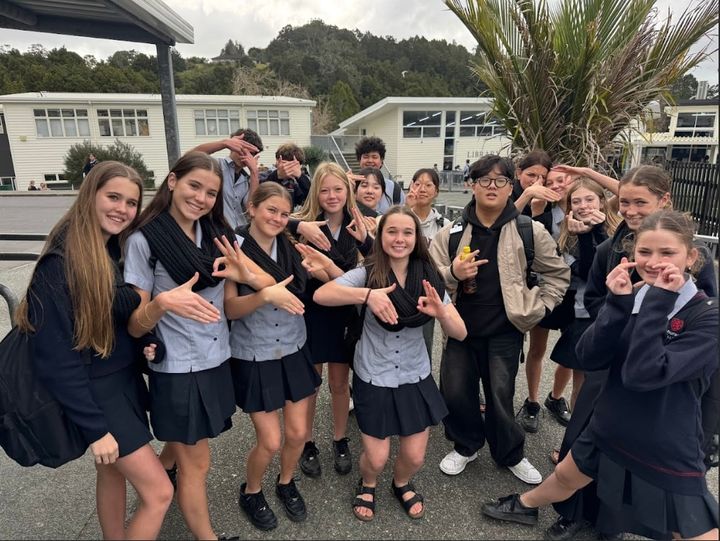 [부산=뉴시스] 한국수산자원공단의 2025 한·뉴질랜드 자유무역협정(FTA) 수산협력사업. 사진은 수산업 종사자 자녀 11명을 선발해 뉴질랜드 현지 학교에서 언어교육·현지 수업 참여 등 글로벌 역량 강화 프로그램 활동 사진. (사진=한국수산자원공단 제공) 2025.12.02. photo@newsis.com *재판매 및 DB 금지