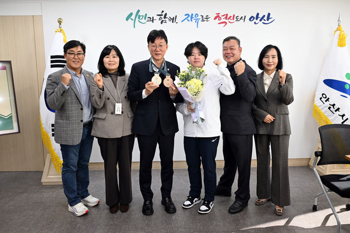 [안산=뉴시스] 이민근 경기 안산시장(왼쪽 세 번째)이 1일 열린 봉납식에서 홍은미(오른쪽 세번째) 선수 등과 기념촬영을 하고 있다. (사진=안산시 제공) 2025.12.02. photo@newsis.com *재판매 및 DB 금지