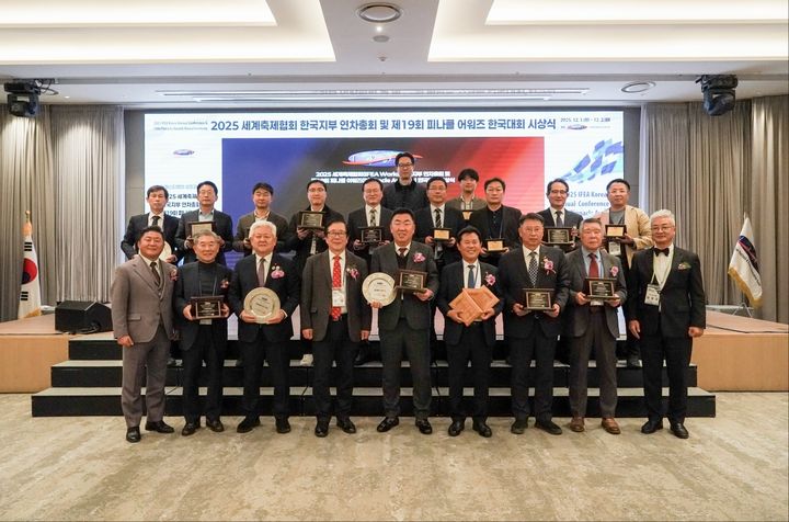 [청주=뉴시스] 이범석 청주시장(첫줄 왼쪽에서 다섯 번째) photo@newsis.com *재판매 및 DB 금지