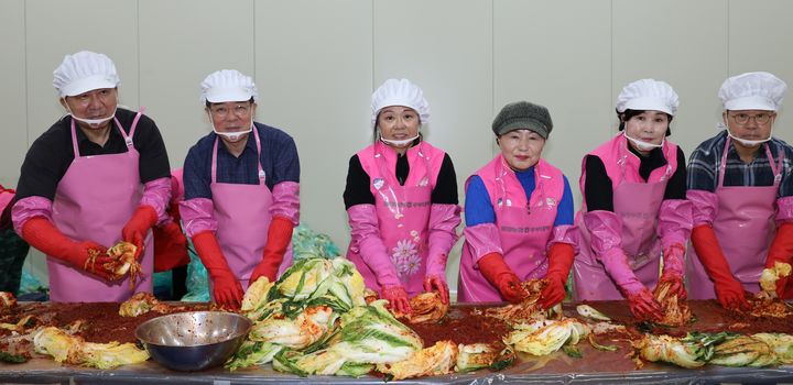 [밀양=뉴시스] 이성수 조합장, 김희장 주부대학 동창회장과 회원들이 김장김치 나눔행사 기념촬영을 하고 있다. (사진= 밀양시 제공) 2025.11.02. photo@newsis.com *재판매 및 DB 금지