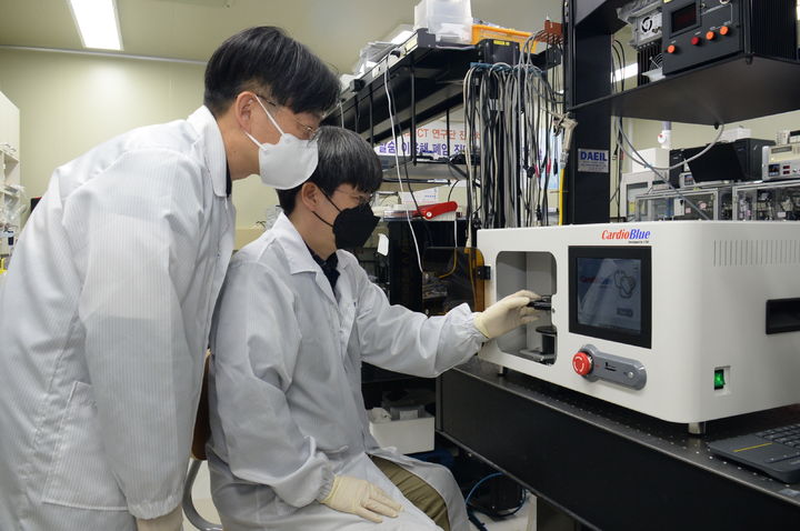[대전=뉴시스] ETRI 진단치료기연구실 허철 책임연구원(왼쪽)이 첨단 진단장비를 활용해 질병 진단 관련 핵심 부품의 작동 상태를 점검하는 모습.(사진=ETRI 제공) *재판매 및 DB 금지
