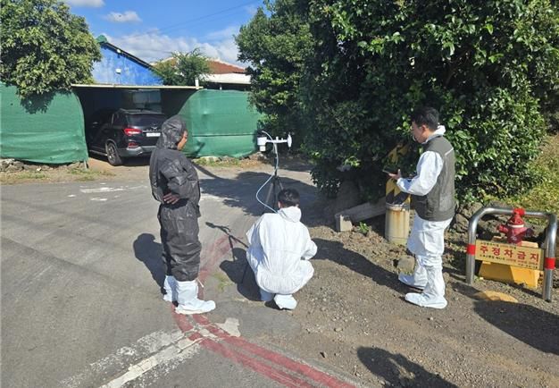 [제주=뉴시스] 제주시가 관내 가축분뇨 관련 사업장 인근에서 악취를 포집하고 있다. (사진=제주시 제공) 2025.12.02. photo@newsis.com *재판매 및 DB 금지