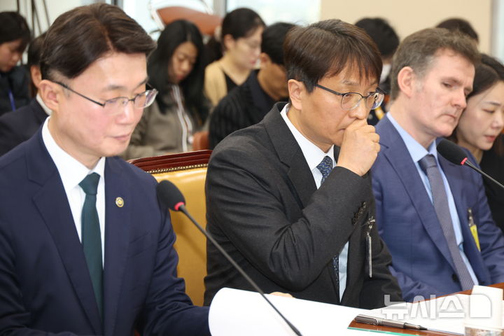 [서울=뉴시스] 조성봉 기자 = 박대준 쿠팡 대표이사가 2일 서울 여의도 국회에서 열린 과학기술정보방송통신위원회의 쿠팡 개인정보 유출 사고 관련 현안질의에서 의원 질의에 굳은 표정을 짓고 있다.2025.12.02. suncho21@newsis.com