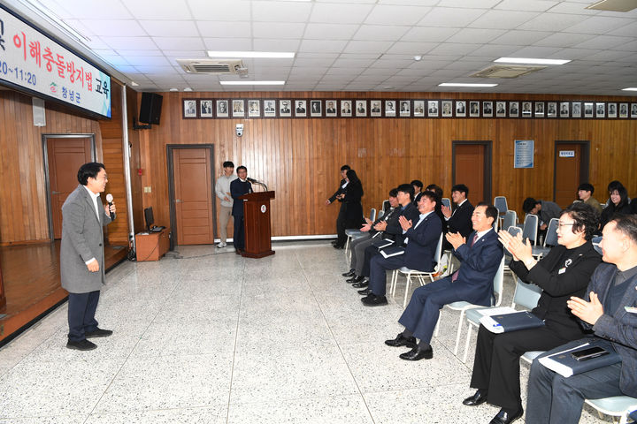 [창녕=뉴시스] 반부패 청렴, 이해충돌방지법 교육을 하고 있다. (사진= 창녕군 제공) 2025.12.02. photo@newsis.com *재판매 및 DB 금지