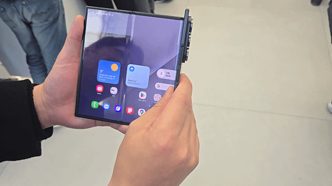 삼성전자가 2일 공개한 3단 폴더블 스마트폰 '갤럭시 Z 트라이폴드'의 모습. (사진=윤현성 기자) *재판매 및 DB 금지
