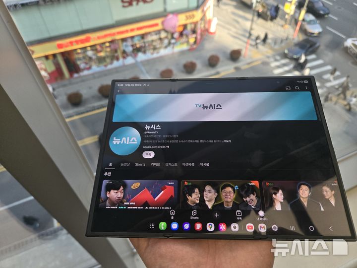 [서울=뉴시스]삼성전자가 2일 공개한 3단 폴더블 스마트폰 '갤럭시 Z 트라이폴드'의 모습. (사진=윤현성 기자)