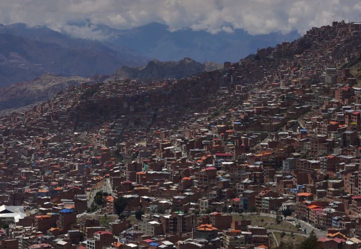 [AP/뉴시스] 10월 19일 볼리비아 라파스를 둘러싼 산맥 위로 구름이 걸려 있다.2025.12.02. *재판매 및 DB 금지