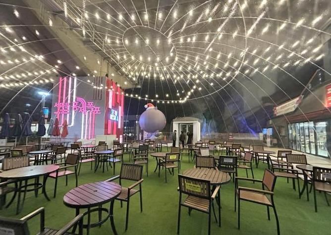 [서울=뉴시스] 서대문구가 카페폭포 수변테라스에 설치한 ‘초대형 반구형 투명 에어돔’ 내부 모습. 2025.12.02. (사진=서대문구 제공) *재판매 및 DB 금지