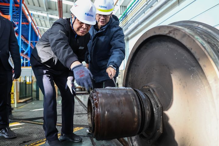 [서울=뉴시스] 정정래 코레일 사장직무대행(가운데)이 지난 1일 경기도 고양의 KTX 차량기지를 찾아 동절기에 대비해 KTX 베어링 등 주요 부품을 점검하고 있다. 2025.12.02. (사진=코레일 제공) photo@newsis.com *재판매 및 DB 금지